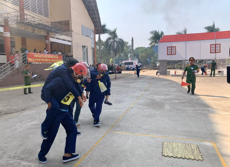 Tham gia hội thi có 32 thí sinh đến từ 4 Tổ liên gia an toàn phòng cháy, chữa cháy của các xã: Ia Blang; Ia Hlốp; Hbông và thị trấn Chư Sê.