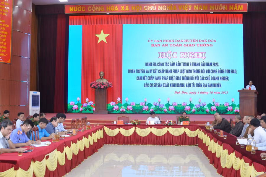 Quang cảnh hội nghị. Ảnh: R'Ô HOK