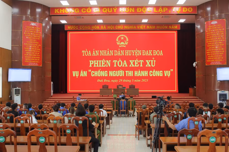 Quang cảnh phiên toà xét xử tội "Chống người thi hành công vụ" tại huyện Đak Đoa.Ảnh: R'Ô HOK Quang cảnh phiên toà xét xử tội "Chống người thi hành công vụ" tại huyện Đak Đoa.Ảnh: R'Ô HOK