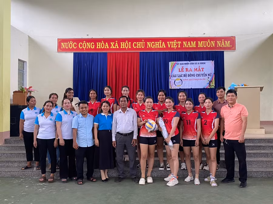 UBND xã Ia Rmok tổ chức lễ ra mắt câu lạc bộ bóng chuyền nữ xã. Ảnh: Ksor Nam