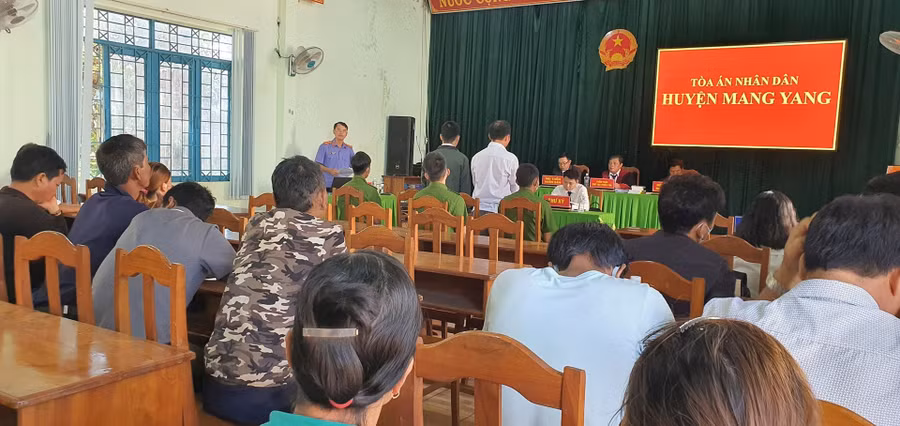 Quang cảnh phiên tòa xét xử lưu động. Ảnh: người dân cung cấp Quang cảnh phiên tòa xét xử lưu động. Ảnh: người dân cung cấp