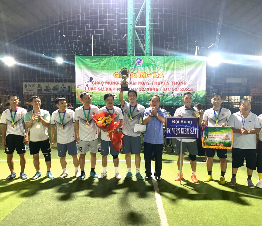 FC Viện Kiểm sát vô địch giải bóng đá chào mừng Ngày truyền thống Luật sư Việt Nam. Ảnh: R'Ô HOK