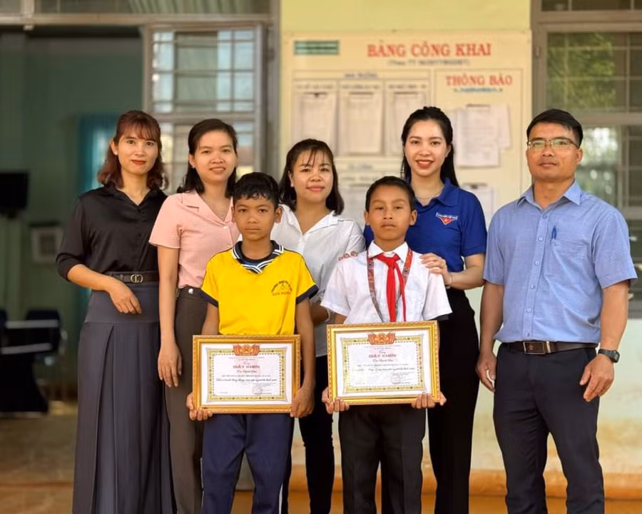 Hội Đồng đội huyện Chư Prông tặng giấy khen gương người tốt, việc tốt có hành động dũng cảm cứu người bị đuối nước cho em Kpuih Sân và Kpuih Dấu (áo vàng). Ảnh: Hội Đồng đội huyện Chư Prông