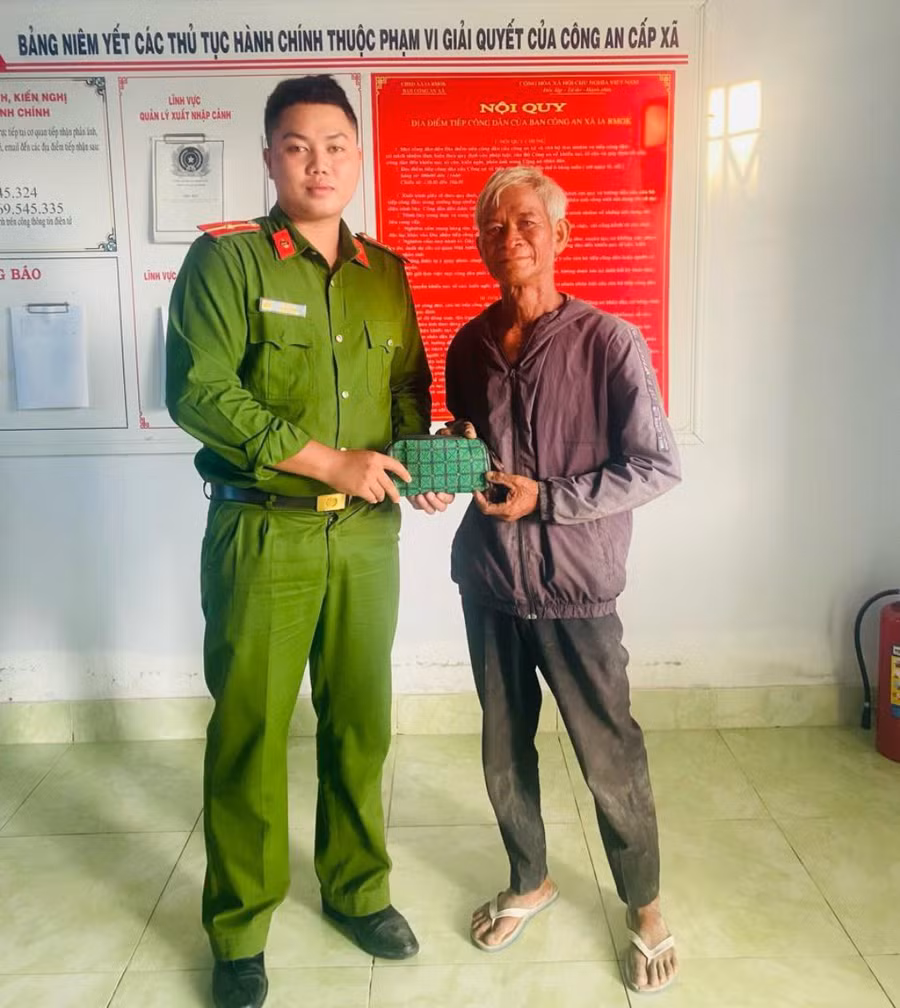 Ông Kpă Kun nhận lại tài sản bị đánh rơi.Ảnh: Công an xã Ia Rmok
