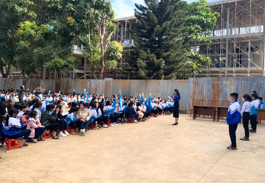 Sau phiên tòa giả định, Ban tổ chức tiến hành đặt câu hỏi về quy định của Luật Giao thông đường bộ, tặng quà cho những người trả lời đúng đáp án. Ảnh: R.H Sau phiên tòa giả định, Ban tổ chức tiến hành đặt câu hỏi về quy định của Luật Giao thông đường bộ, tặng quà cho những người trả lời đúng đáp án. Ảnh: R.H