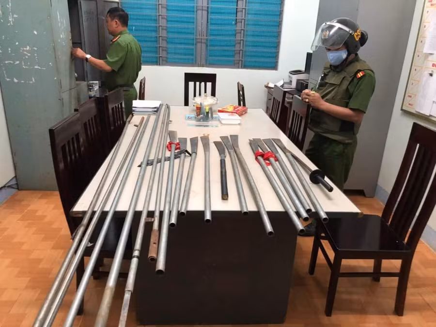 Các hung khí được cơ quan Công an thu giữ. Ảnh: Công an cung cấp. Các hung khí được cơ quan Công an thu giữ. Ảnh: Công an cung cấp.