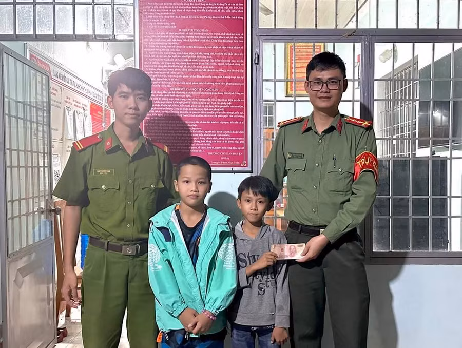 Cháu Nguyễn Hoàng Anh và Nguyễn Sinh Phúc (áo xám) nhặt được xấp tiền và tới cơ quan Công an để nhờ tìm người đánh rơi. Ảnh: Công an huyện Krông Pa Cháu Nguyễn Hoàng Anh và Nguyễn Sinh Phúc (áo xám) nhặt được xấp tiền và tới cơ quan Công an để nhờ tìm người đánh rơi. Ảnh: Công an huyện Krông Pa