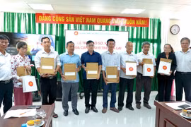 Trao trả hồ sơ, kỷ vật cán bộ đi B cho thân nhân các gia đình