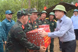 Chủ tịch UBND Phạm Anh Tuấn thăm, động viên lực lượng tìm kiếm hài cốt liệt sĩ tại khu vực đồi Xuân Sơn, xã Kim Sơn 