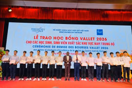 Trao hơn 6,1 tỷ đồng học bổng Vallet cho học sinh, sinh viên Duyên hải Nam Trung Bộ và Tây Nguyên
