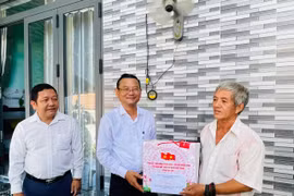 Phó Chủ tịch UBND tỉnh Nguyễn Tự Công Hoàng thăm, tặng quà cho các gia đình chính sách tiêu biểu tại xã Nhơn Châu