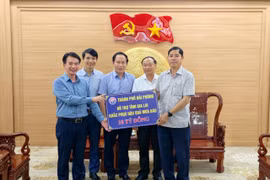Thành phố Hải Phòng trao 10 tỷ đồng cho đồng bào Gia Lai. 