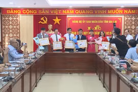 Trao Huy hiệu Đảng cho 13 đảng viên thuộc Đảng bộ UBND tỉnh