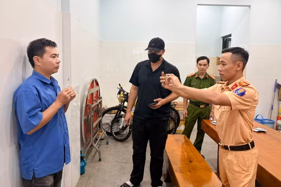 Ra quân kiểm tra nồng độ cồn và ma túy đối với tài xế xe khách ở khu vực Pleiku 