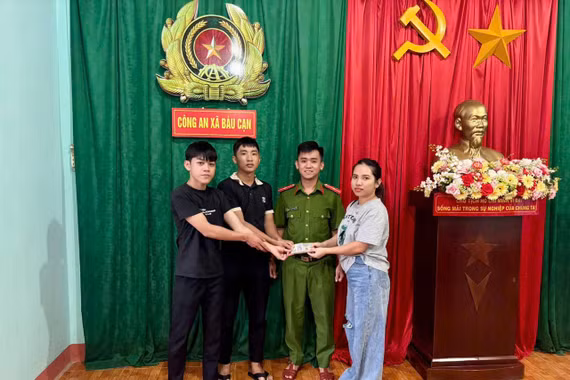 Nhặt được gần 24 triệu đồng, 2 nam sinh trả lại cho người đánh rơi 