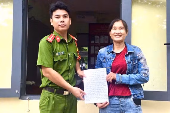 Công an Ia Pa hỗ trợ người chuyển nhầm hơn 22 triệu đồng nhận lại tiền