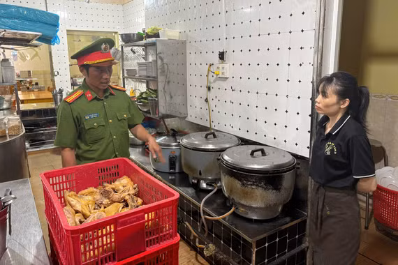 Công an phường Pleiku kiểm tra gần 80 cơ sở kinh doanh thực phẩm