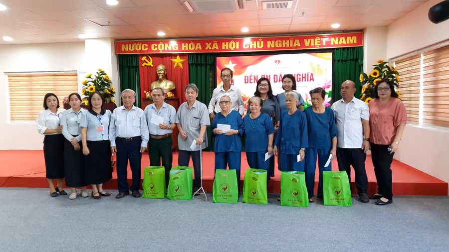 hoi-bao-tro-benh-nhan-ngheo-tinh-trao-qua-den-on-dap-nghia-nguoi-co-cong.jpg