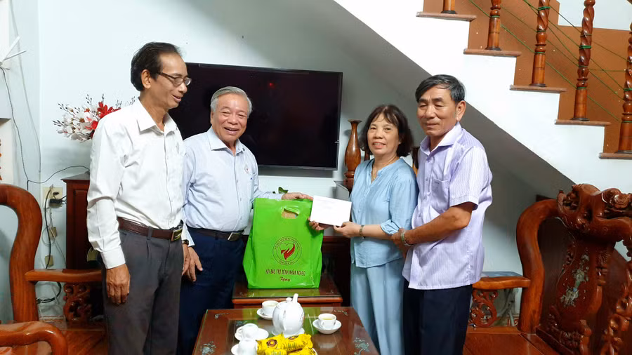 hoi-bao-tro-benh-nhan-ngheo-tinh-trao-qua-den-on-dap-nghia-nguoi-co-cong-2.jpg