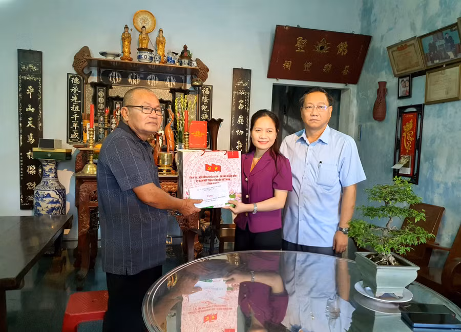 dong-chi-siu-huong-pho-truong-doan-dbqh-tinh-gia-lai-tham-tang-qua-cho-gia-dinh-co-cong-tieu-bieu-1.jpg