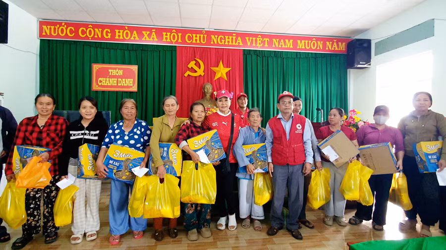 to-chuc-help-for-vietnam-trao-qua-cho-ho-dan-kho-khan-o-de-gi-1.jpg
