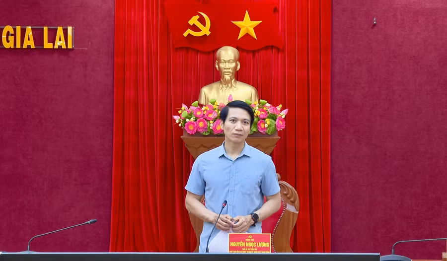 Đồng chí Nguyễn Ngọc Lương - Phó Bí thư Tỉnh ủy, Chủ tịch Ủy ban MTTQ Việt Nam tỉnh phát biểu chỉ đạo tại buổi làm việc. Ảnh: Nhật Trường