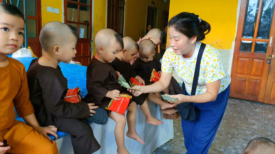 trao-qua-nguoi-cao-tuoi-mu-kho-khan-va-benh-nhan-phong-gia-lai-6332.jpg