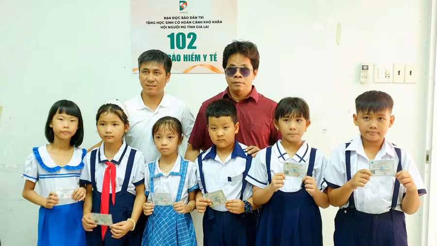 trao-the-bao-hiem-y-te-cho-hoc-sinh-con-em-gia-dinh-mu-kho-khan-o-gia-lai-4692.jpg