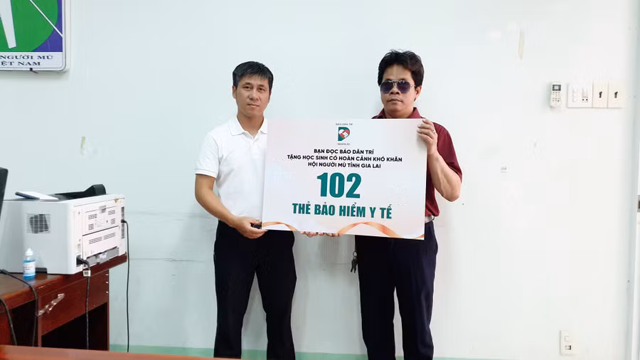 trao-the-bao-hiem-y-te-cho-hoc-sinh-con-em-gia-dinh-mu-kho-khan-o-gia-lai-1229.jpg