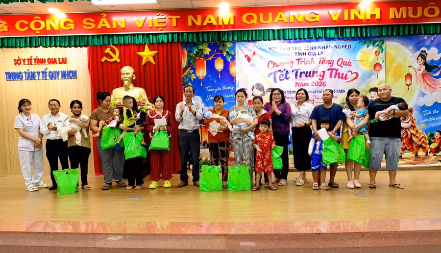3034-suat-qua-tet-trung-thu-danh-tang-cho-tre-em-va-benh-nhi-ngheo-kho-khan-gia-lai.jpg
