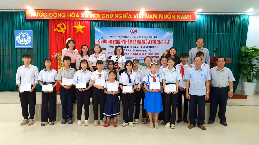 trao-hoc-bong-cho-hoc-sinh-sinh-vien-mo-coi-vuot-kho-trong-hoc-tap.jpg