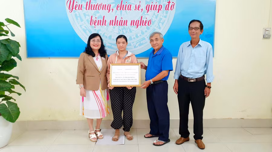 trao-tien-cho-benh-nhan-ngheo-mac-benh-u-ac-tinh-o-phuong-hoai-nhon-nam.jpg