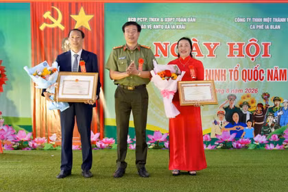 Khen thưởng 20 tập thể, cá nhân có thành tích xuất sắc trong phong trào Toàn dân bảo vệ an ninh Tổ quốc xã Ia Krái 