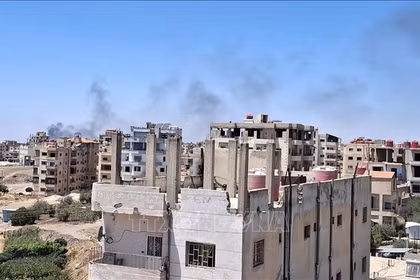 Khói bốc lên sau các cuộc không kích của Israel xuống thành phố Sweida, miền Nam Syria ngày 15-7-2025. Ảnh: THX/TTXVN