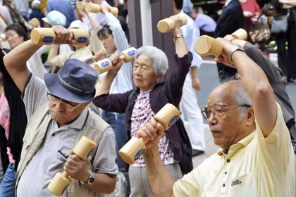 Người cao tuổi Nhật Bản tập thể dục trong khuôn viên một ngôi chùa ở Tokyo để kỷ niệm Ngày Kính trọng Người cao tuổi của Nhật Bản vào ngày 21-9-2009. Ảnh: AFP