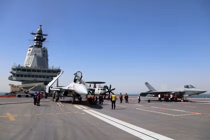 Tiêm kích J-15T, J-35 và máy bay cảnh báo sớm KongJing-600 trên tàu sân bay Phúc Kiến của Trung Quốc. Ảnh: THX/TTXVN