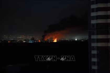 Khói và lửa bốc lên sau loạt tiếng nổ ở Kiev, Ukraine ngày 2-6-2026. Ảnh: THX/TTXVN