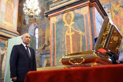 Tổng thống Nga Vladimir Putin thăm thánh đường ở Moscow hôm 20-8. Ảnh: Reuters