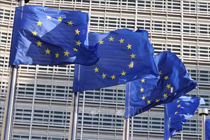 Cờ Liên minh châu Âu (EU) tại trụ sở Ủy ban châu Âu (EC) ở Brussels, Bỉ. Ảnh: THX/TTXVN phát