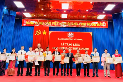 Đảng ủy phường Diên Hồng trao huy hiệu Đảng cho 244 đảng viên đợt 2-9