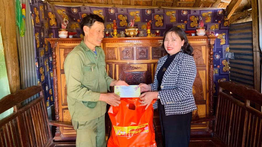 pho-chu-tich-thuong-truc-uy-ban-mttq-viet-nam-tinh-gia-lai-da-den-tham-hoi-tang-qua-ho-gia-dinh-ong-nguyen-ngoc-minh.jpg