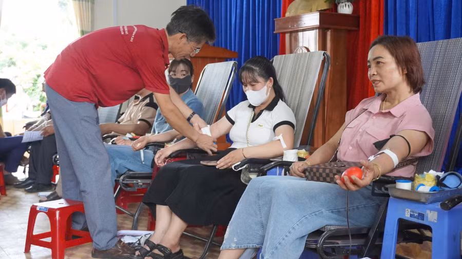 moi-nguoi-deu-hao-huc-vui-ve-khi-duoc-gop-mot-phan-cong-suc-nho-be-de-chuan-bi-trao-tang-nhung-giot-mau-nghia-tinh-cho-cong-dong-anh-chu-hang.jpg