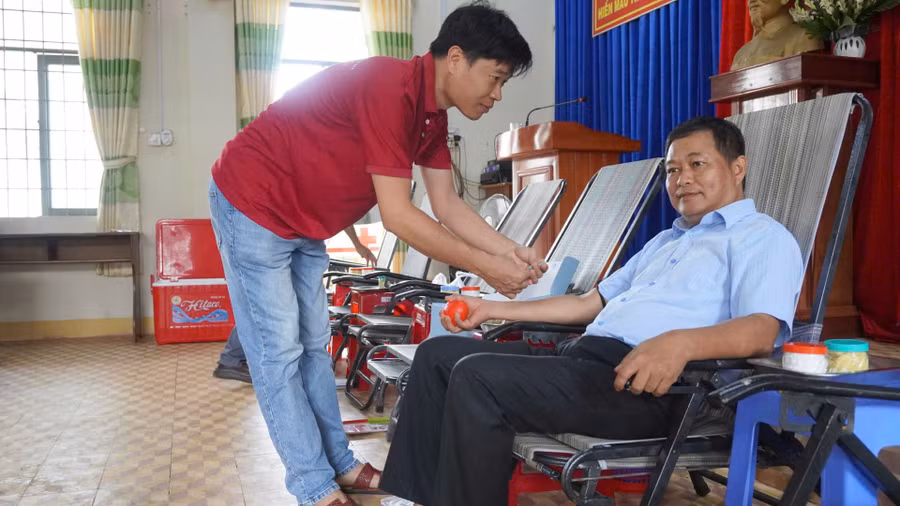 ong-ngo-xuan-hieu-pho-ct-ubnd-huyen-truong-ban-chi-dao-vdhmtn-huyen-tham-gia-hien-mau-anh-chu-hang.jpg