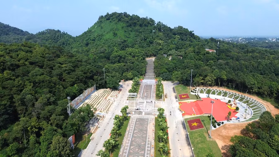 Vị trí đặt tượng gắn với cảnh quan Khu Trung tâm lễ hội, tạo thêm điểm nhấn văn hóa trong không gian Đền Hùng.