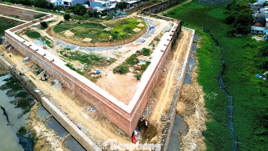 Một góc Thượng thành phía bắc thi công xong phần tôn tạo kết cấu chính của tường thành và bờ kè ven Hộ Thành hào.