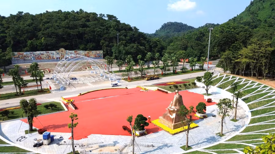 Tượng Chủ tịch Hồ Chí Minh được đặt trong một không gian rộng mở, hướng nhìn sang Bức tranh Ngày hội non sông trên Đất Tổ. Ảnh: Đức Anh.