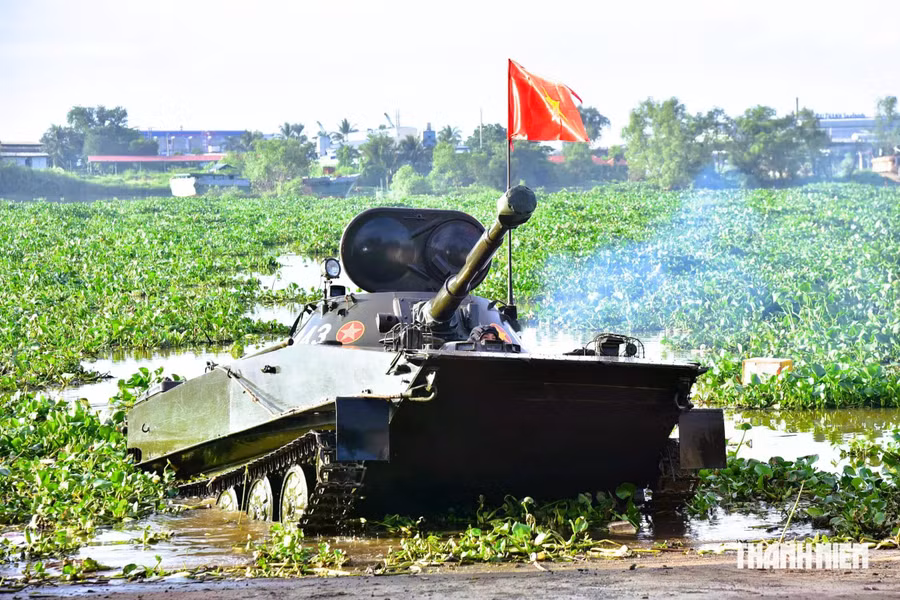 Xe tăng PT-76 hoàn thành vượt sông, thực hành đổ bộ lên bờ. Ảnh: Quang Đức