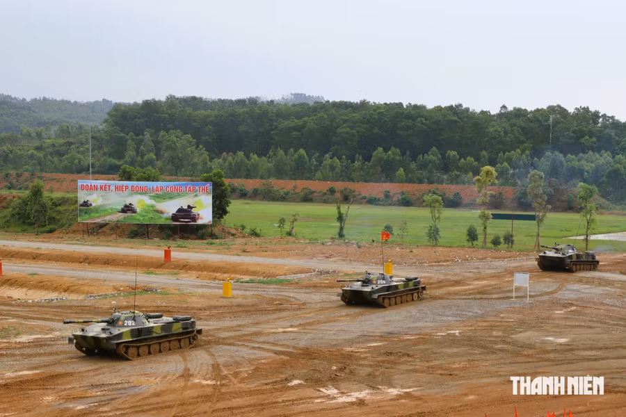 Đội hình xe tăng PT-76 của Hải quân đánh bộ. Ảnh: QCHQ