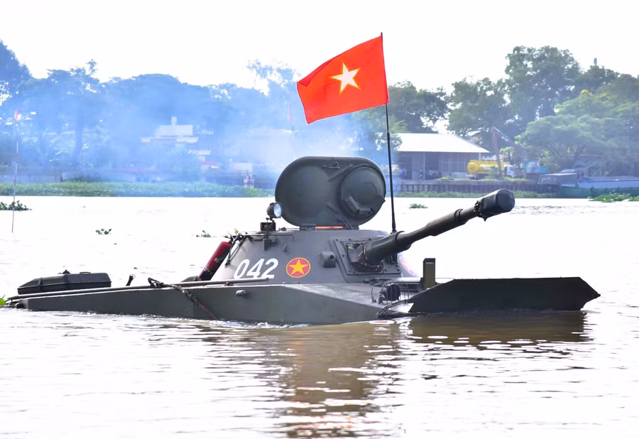 Xe tăng PT-76 của Lữ đoàn Tăng thiết giáp 461 (Quân khu 9) huấn luyện. Ảnh: Quang Đức
