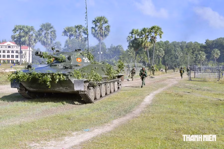 Xe tăng PT-76 dẫn bộ binh vượt cửa mở trong diễn tập. Ảnh: Quang Đức